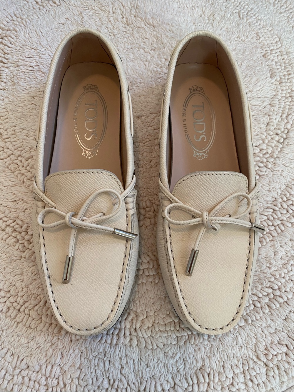Tod's Cream Leather Bow Driving Loafers